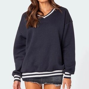 EDIKTED Caryn Oversized V-Neck Sweatshirt